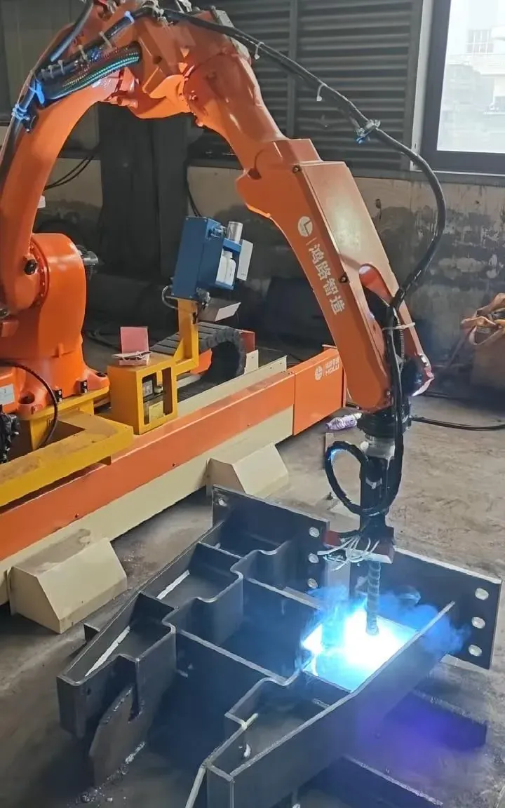Robot soldando un conjunto de ménsulas de acero.