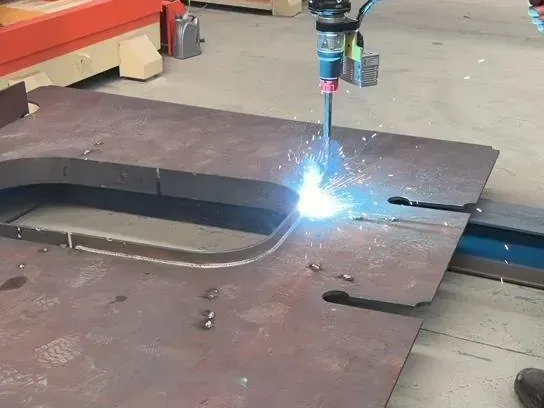 Torche suivant un joint courbe autour d'une ouverture dans une tôle d'acier.
