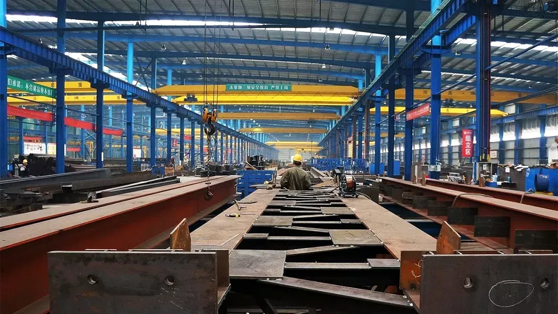 Componentes largos de acero y grúas puente en nuestro taller de estructuras de acero.