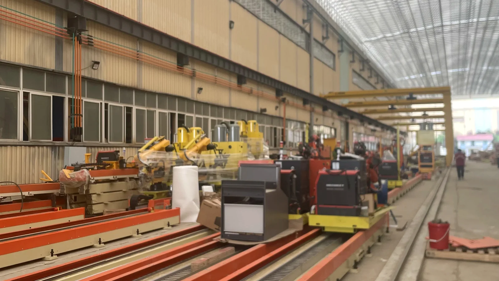 Rail-mounted welding systems arranged along a factory production line